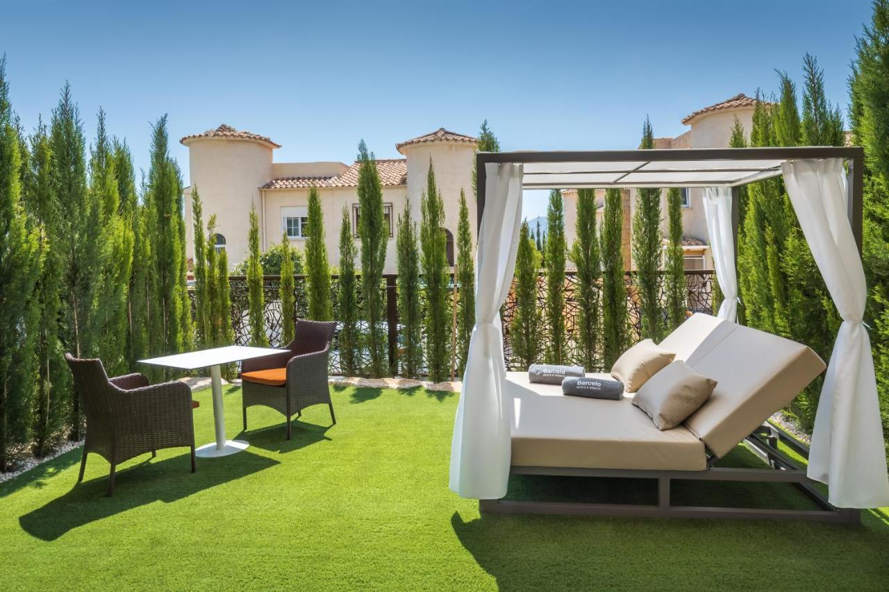 Hotel Barceló la Nucía Hills Exterior foto Artificial grass in a garden